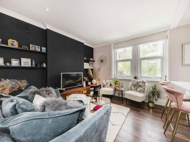 Apartment for rent in Furzedown, Greater London