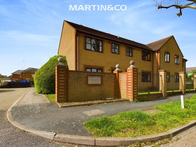 Apartment for rent in Row Town, Surrey