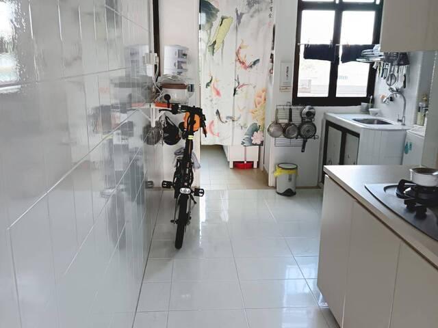 Room for rent in Ulu Pandan, 23 North West