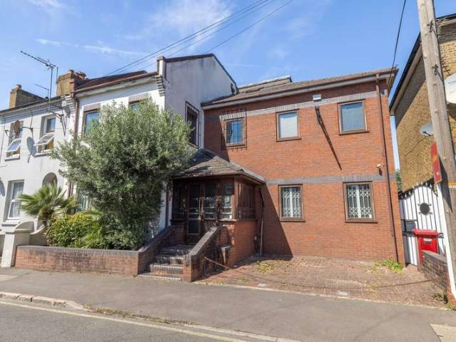 Apartment for sale in Slough