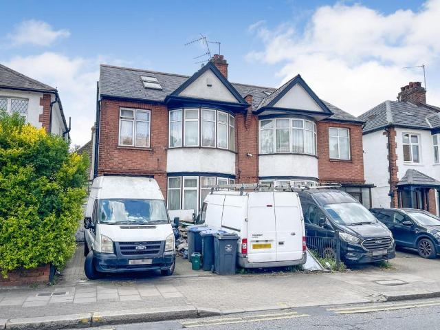 Flat for sale in Harlesden, Greater London