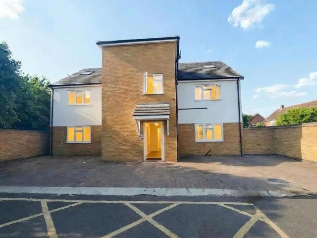 Flat for sale in Cowley, Greater London