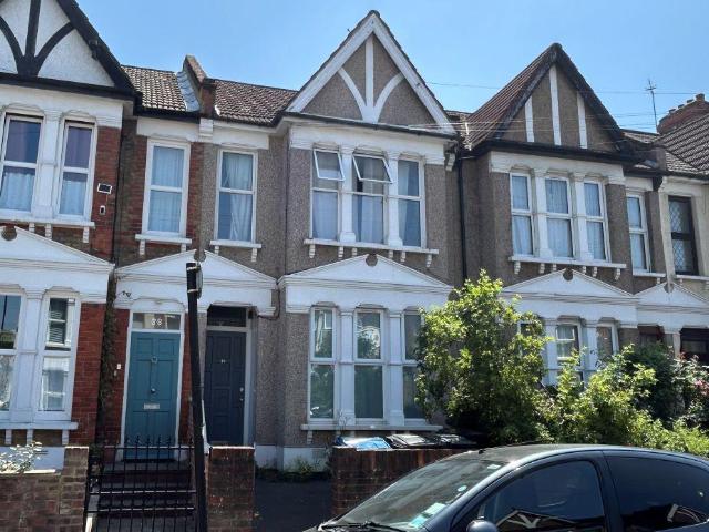 Flat for sale in London Borough of Croydon, South Norwood