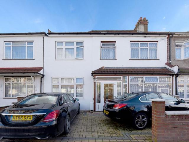 Flat for sale in Loxford, Seven Kings