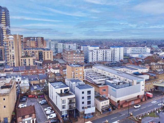 Flat for sale in London Borough of Hounslow, Greater London
