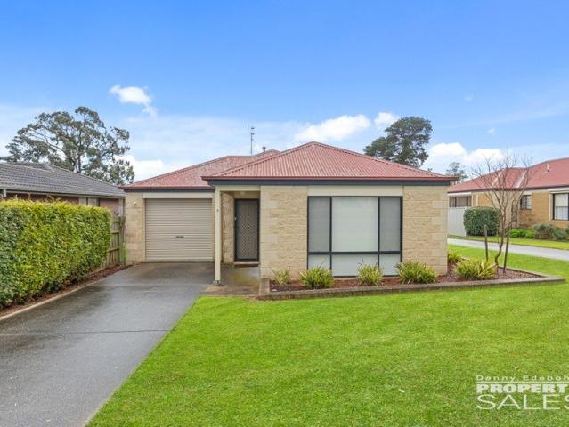 Townhouse for sale in Coalville, Victoria