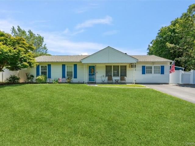 House for sale in Farmingville