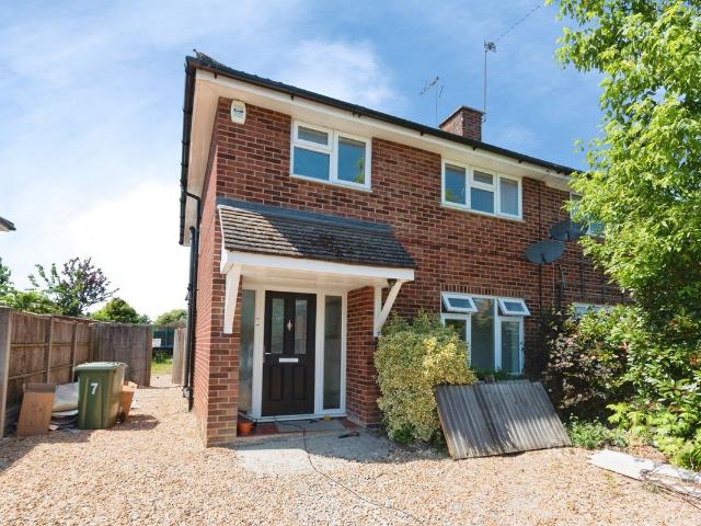House for rent in The Crescent, Farnborough