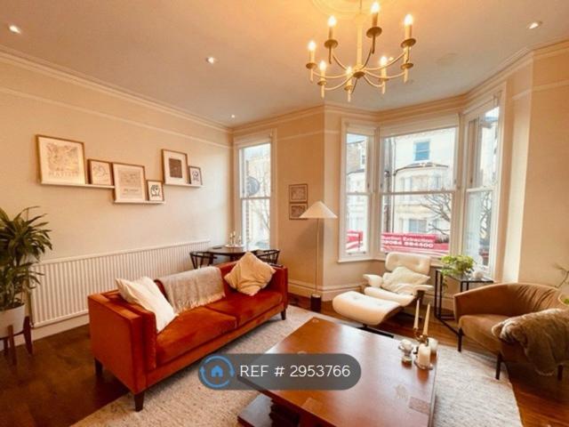 Apartment for rent in Brook Green, Greater London