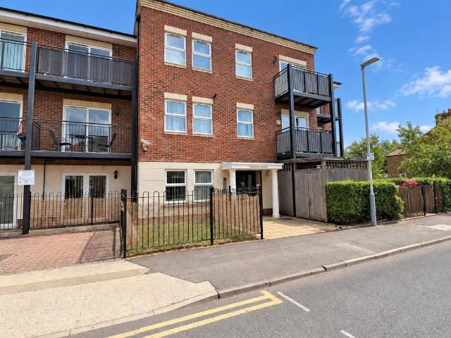 Apartment for rent in Cowley, Greater London