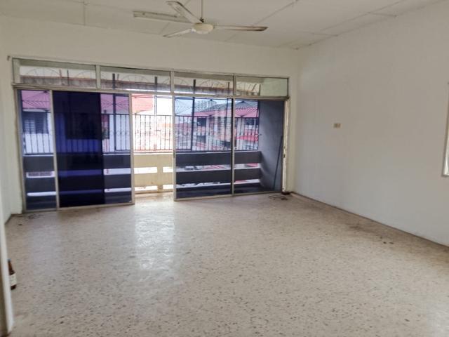 Flat for sale in Malaka