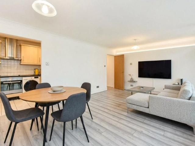 Apartment for rent in Boardwalk Place, Greater London