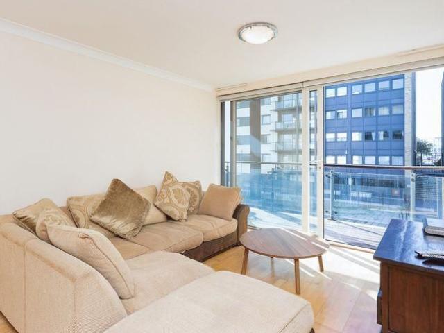 Apartment for rent in Boardwalk Place, Greater London