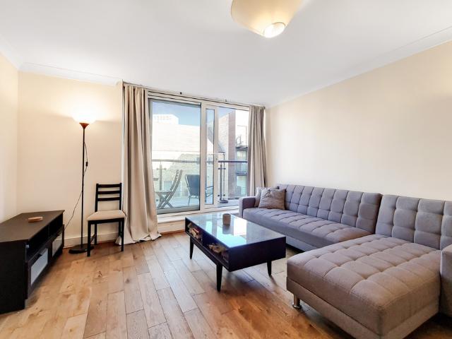 Apartment for rent in Boardwalk Place, Greater London