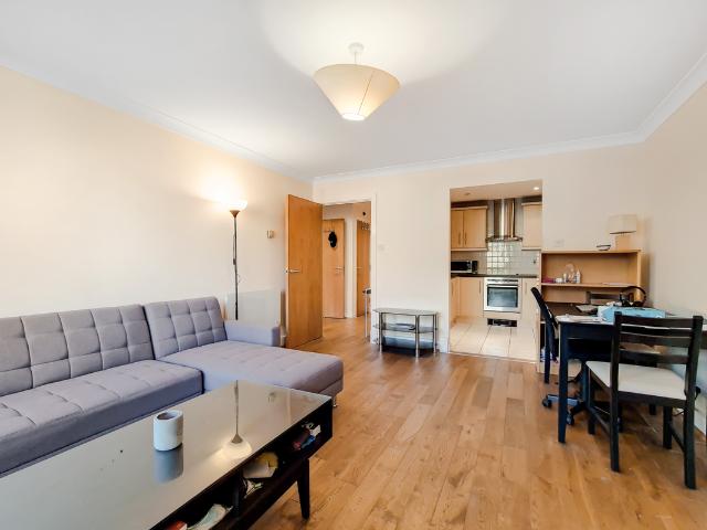 Apartment for rent in Boardwalk Place, Greater London