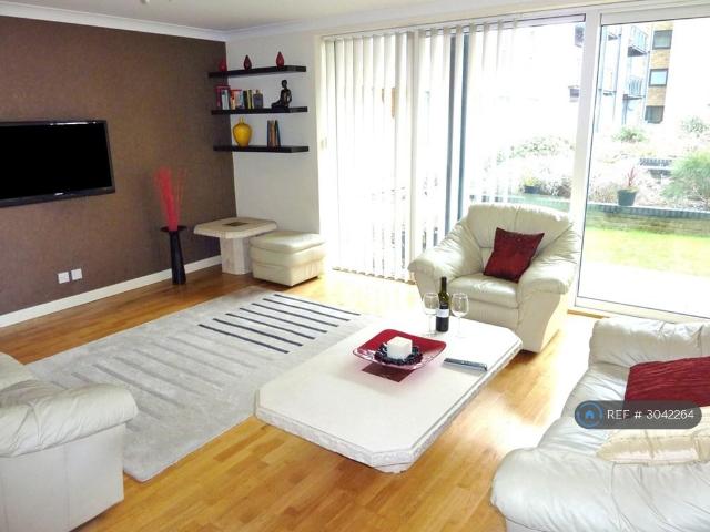 Apartment for rent in Boardwalk Place, Greater London