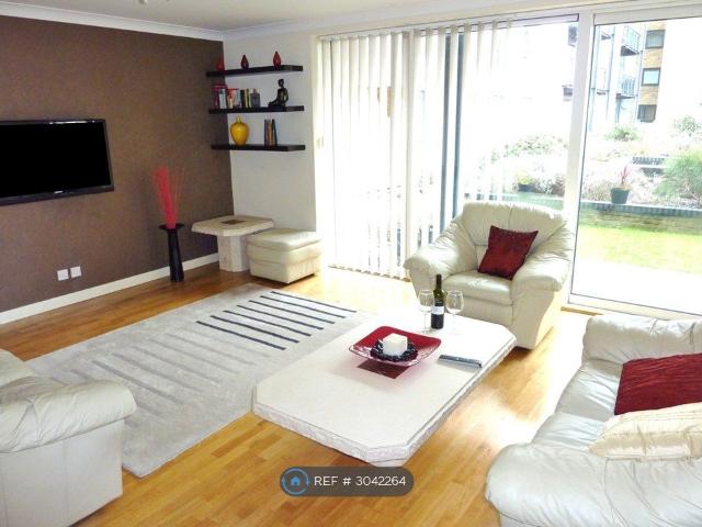 Apartment for rent in Boardwalk Place, Greater London