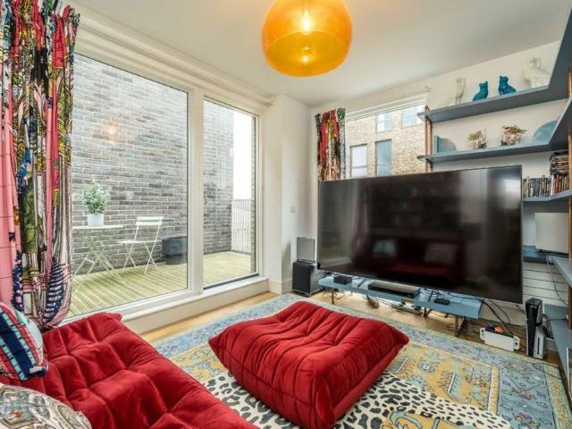 Townhouse for rent in London Borough of Hounslow, Greater London