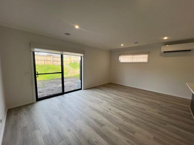 House for rent in Churchill, Victoria
