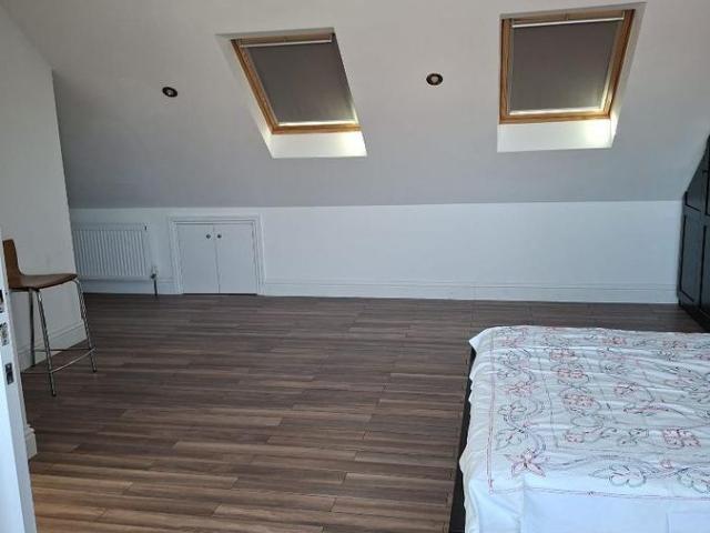 Room for rent in London Borough of Merton, Mitcham