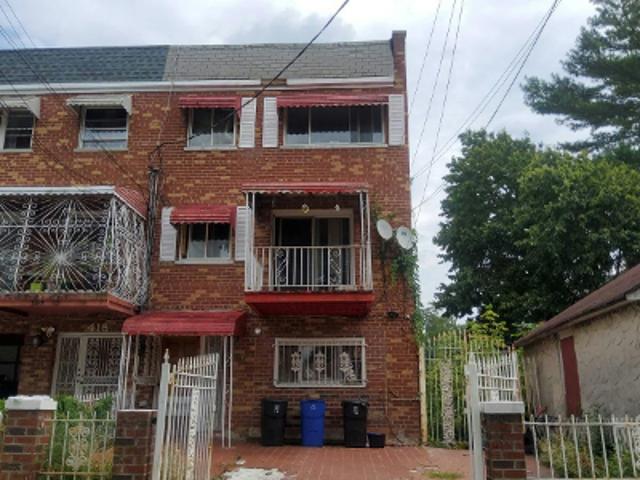 House for sale in The Bronx, Arverne