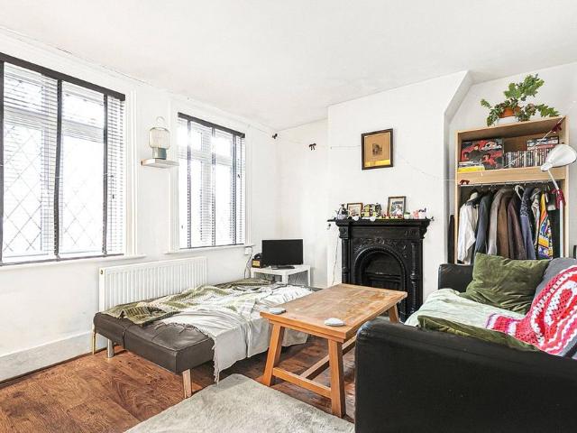 House for rent in Row Town, Surrey
