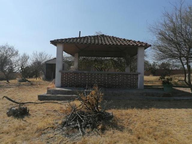 BONITA CASA DE CAMPO AMPLIA CON UNA HECTÁREA DE TERRENO CERCA DE LA CIUDAD