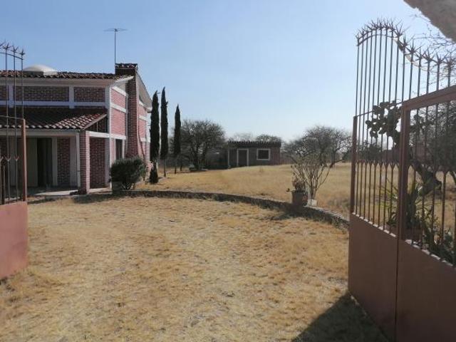 BONITA CASA DE CAMPO AMPLIA CON UNA HECTÁREA DE TERRENO CERCA DE LA CIUDAD