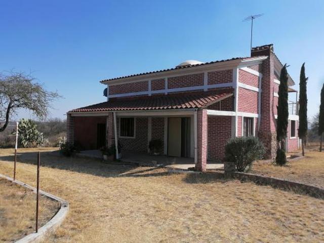 BONITA CASA DE CAMPO AMPLIA CON UNA HECTÁREA DE TERRENO CERCA DE LA CIUDAD
