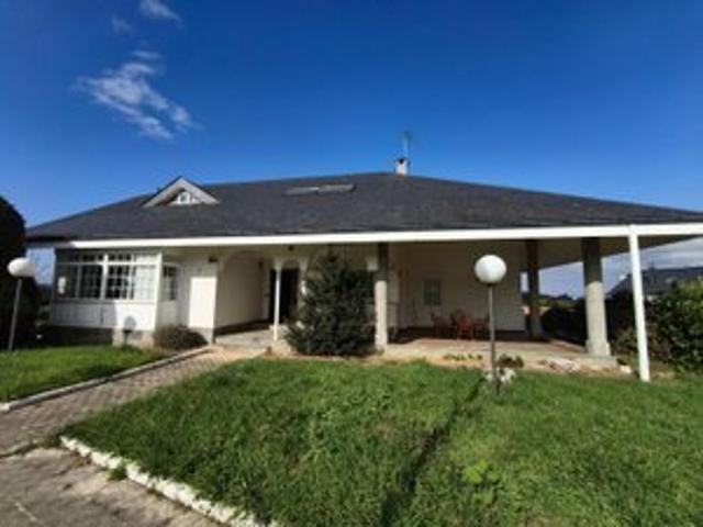 Chalet en venta en Oleiros, A Coruña