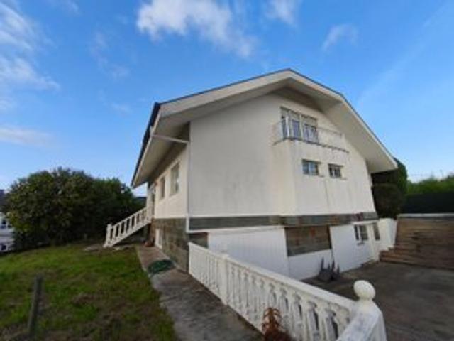 Chalet en venta en Oleiros, A Coruña