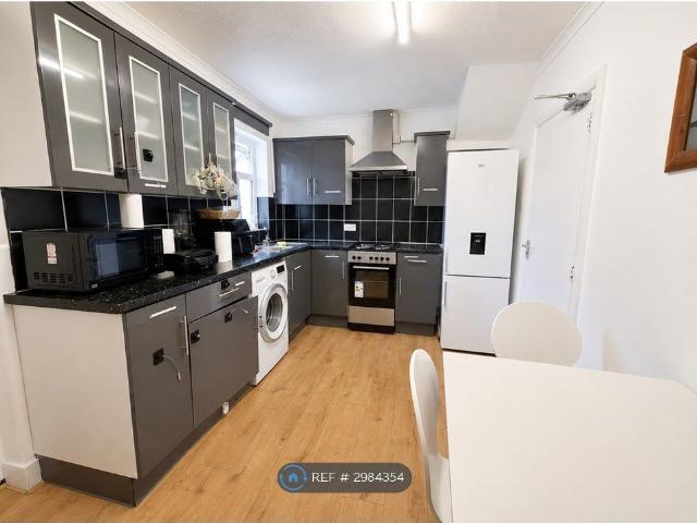 Room for rent in London Borough of Merton, Mitcham