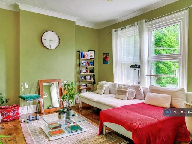 Apartment for rent in Cann Hall, Greater London
