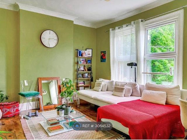 Apartment for rent in Cann Hall, Greater London