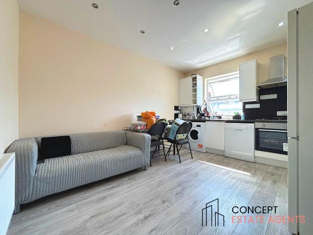 Apartment for rent in London Borough of Merton, Merton Park