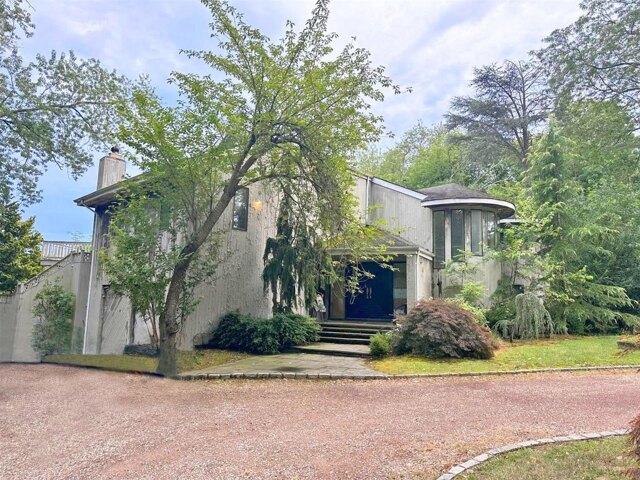 House for sale in Old Westbury