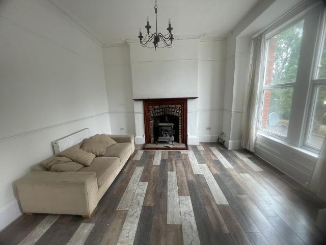 Room for rent in Elm Park, Calderstones