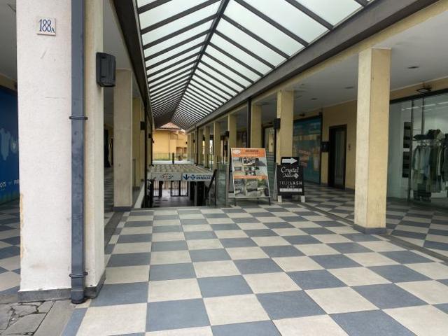 Locale Commerciale in affitto a San Giovanni la Punta, Catania