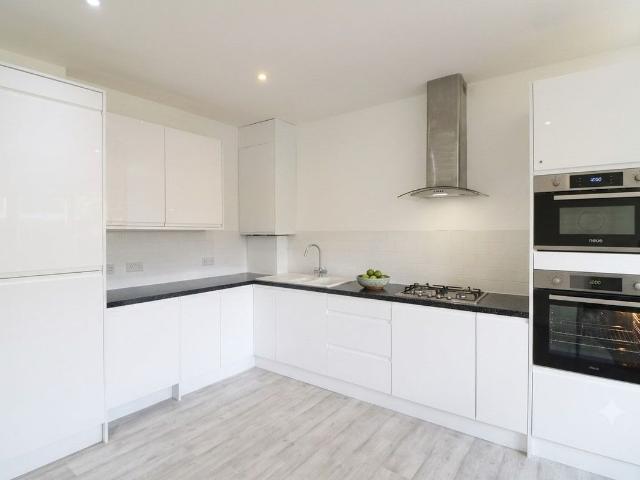 Room for rent in London Borough of Merton, Collier's Wood