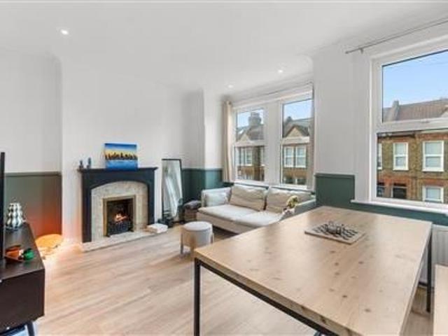 Apartment for rent in London Borough of Merton, Cat Hill