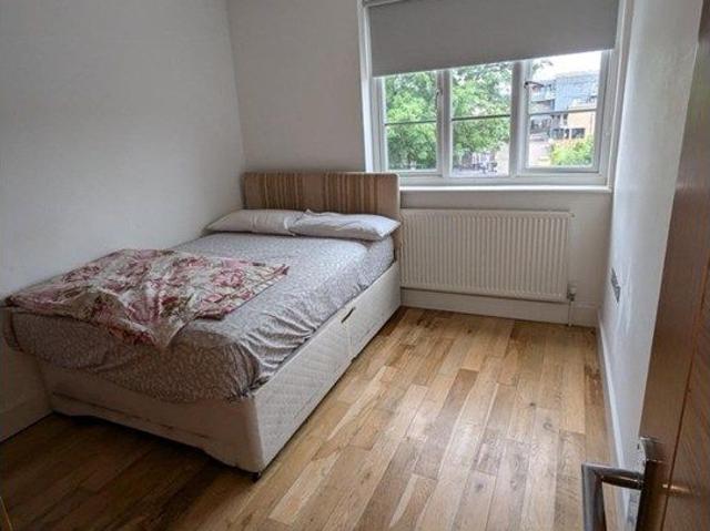 Room for rent in Bowes Park, Greater London