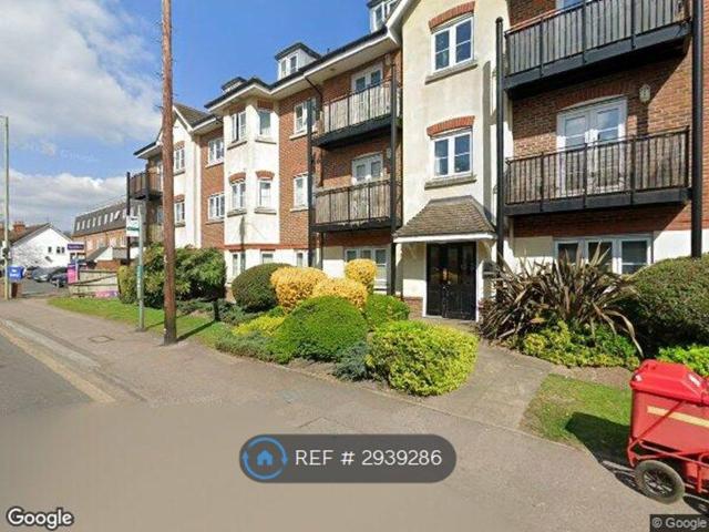 Apartment for rent in Row Town, Surrey