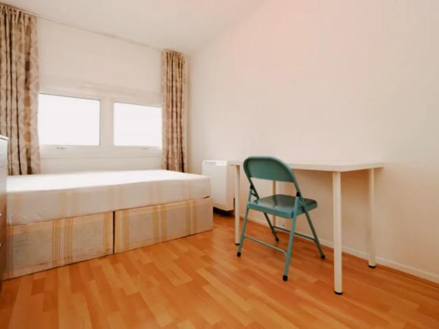 Apartment for rent in Warwick Estate, Greater London