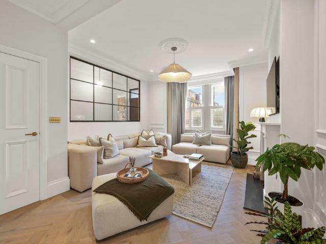Apartment for rent in London Borough of Merton, Merton Park