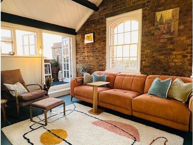 Apartment for rent in Row Town, Surrey