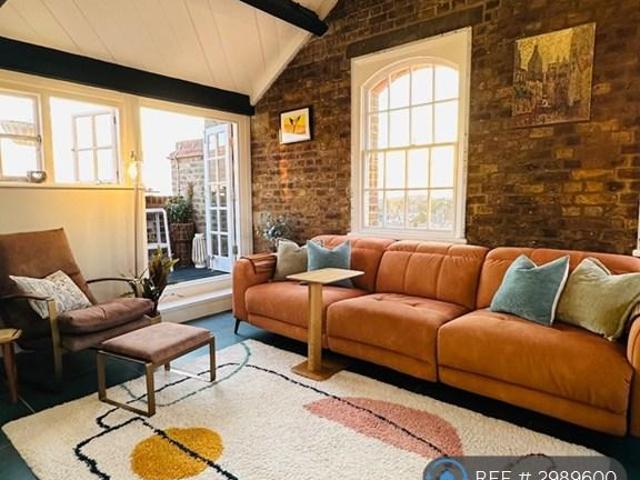 Apartment for rent in Row Town, Surrey