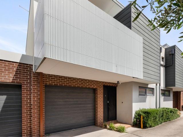 Townhouse for sale in Carnegie, Melbourne
