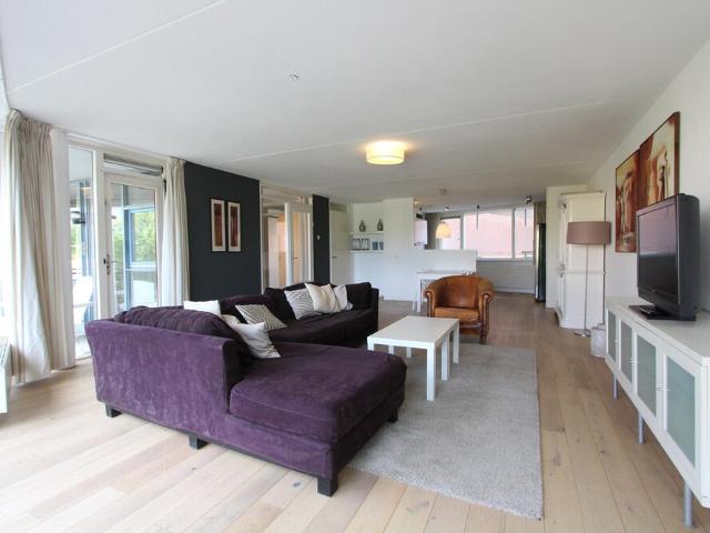 Bovenwoning te huur in Duivendrecht, Noord Holland