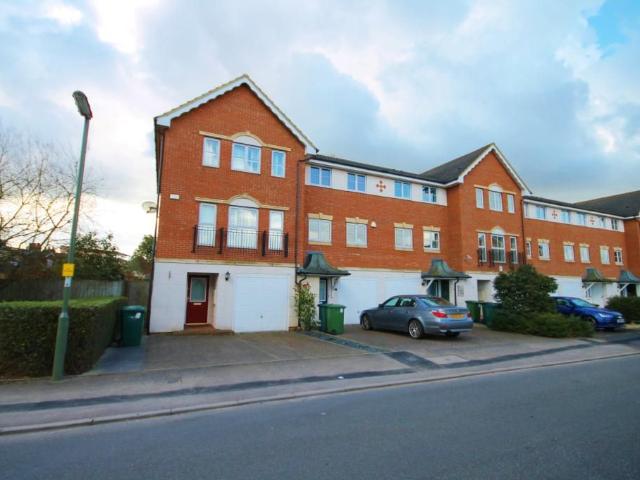 House for rent in Lower Halliford, Surrey