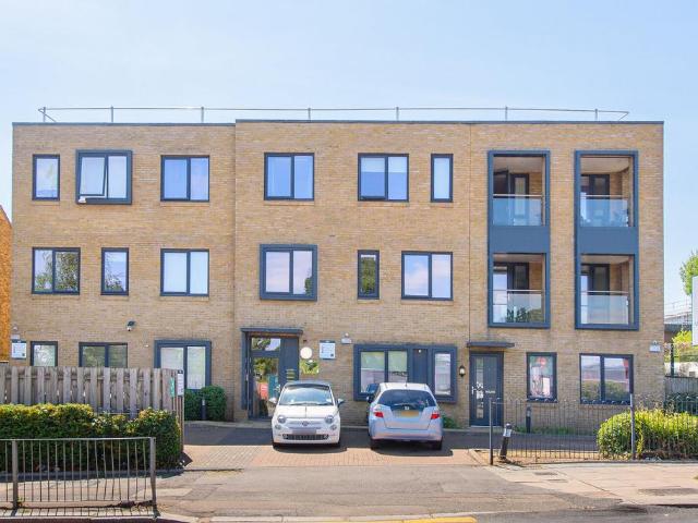 House for rent in New Southgate, Greater London